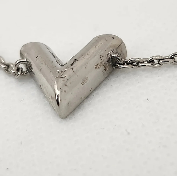 Louis Vuitton Essential V Supple Bracelet - Picture 4 of 10